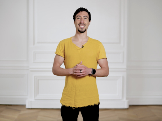 Leonardo Pelagotti si presenta e spiega il Metodo Wim Hof durante una sessione introduttiva con il pubblico.