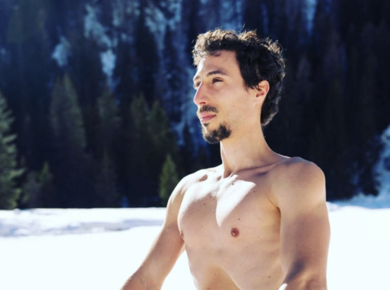 Leonardo Pelagotti medita e pratica yoga con respirazione controllata, immerso nella natura innevata durante una sessione del Metodo Wim Hof.