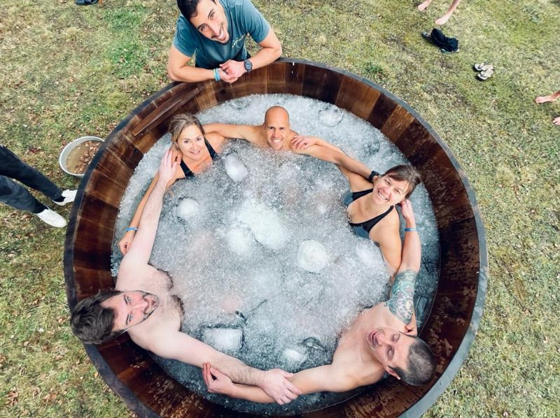 Gruppo di ragazzi immersi in una vasca ghiacciata durante un corso del Metodo Wim Hof con Leonardo Pelagotti come istruttore certificato
